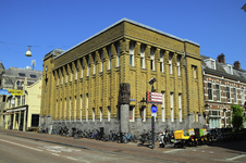 903147 Gezicht op het pand Nobelstraat 4 (voormalige Incassobank) te Utrecht, met rechts de ingang van de Keizerstraat.